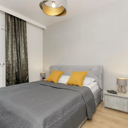 White & Gold Marble Fabryczna By Renters Apartment