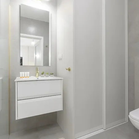 White & Gold Marble Fabryczna By Renters