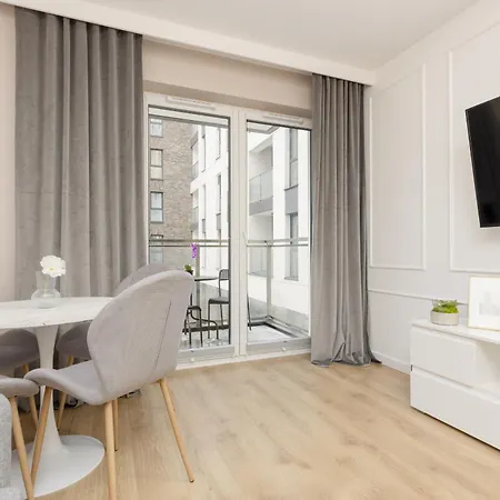 Apartment White & Gold Marble Fabryczna By Renters