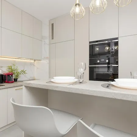 Apartment White & Gold Marble Fabryczna By Renters