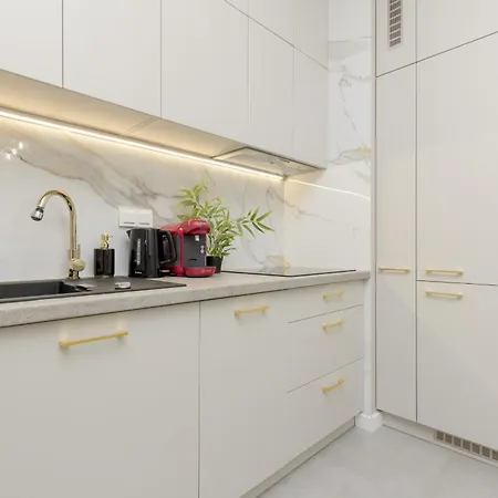 Apartment White & Gold Marble Fabryczna By Renters