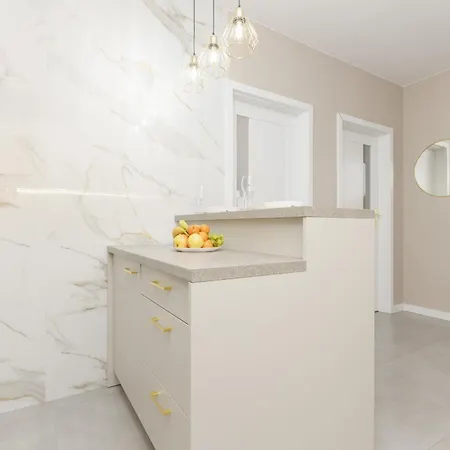 White & Gold Marble Fabryczna By Renters Łódź