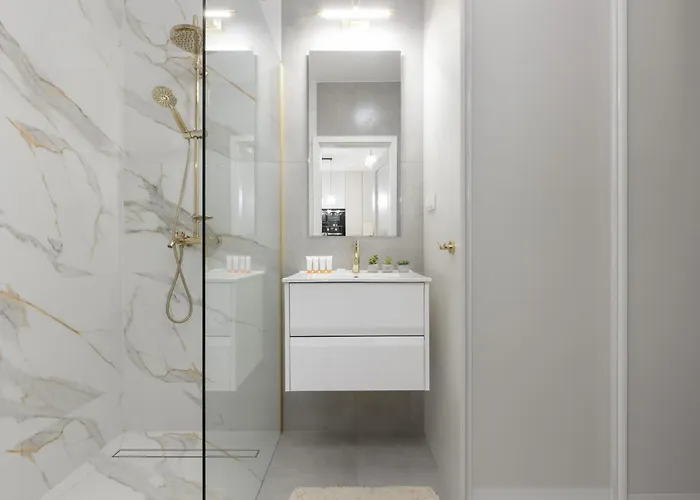 White & Gold Marble Fabryczna By Renters شقة وودج