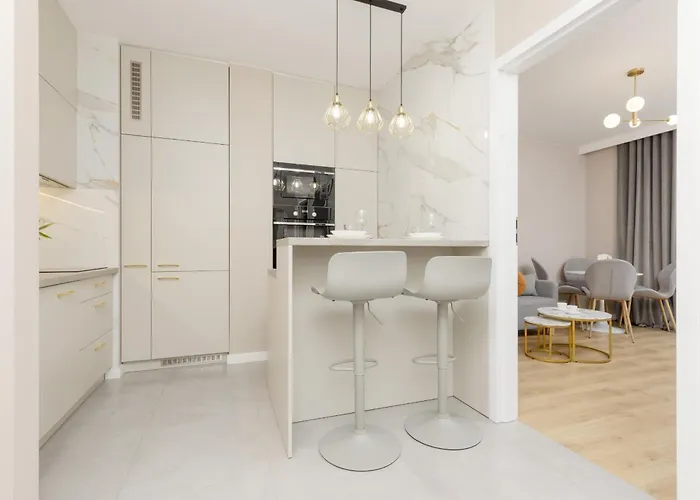 White & Gold Marble Fabryczna By Renters לודז'