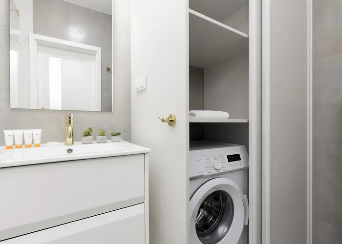 White & Gold Marble Fabryczna By Renters לודז'