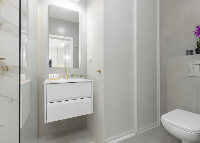 White & Gold Marble Fabryczna By Renters