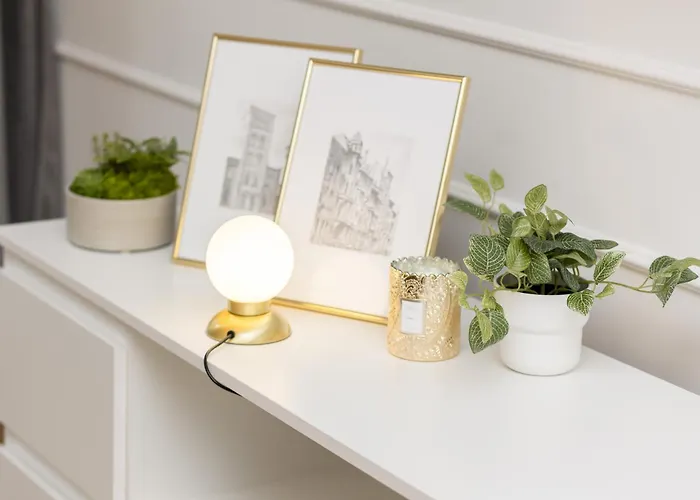 White & Gold Marble Fabryczna By Renters شقة وودج