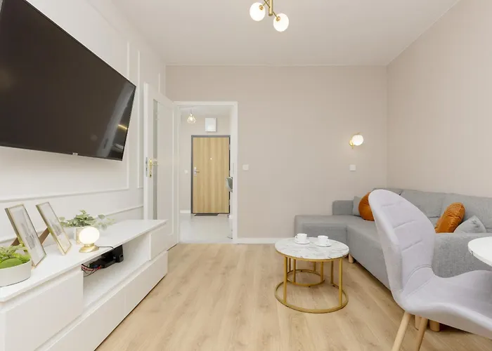 White & Gold Marble Fabryczna By Renters לודז'