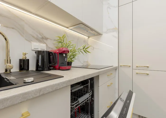 White & Gold Marble Fabryczna By Renters *