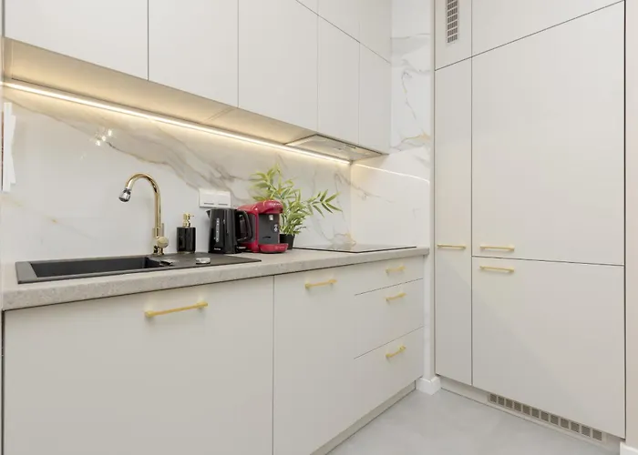 דירה White & Gold Marble Fabryczna By Renters