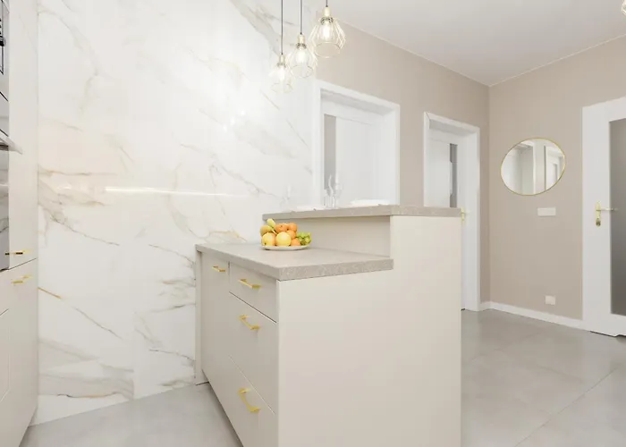 White & Gold Marble Fabryczna By Renters לודז'